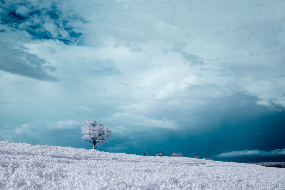 Reflexos serenos na superfície tranquila da água trazem calma e emoção, ecoando memórias silenciosas da paisagem - Fotografia de Paisagem