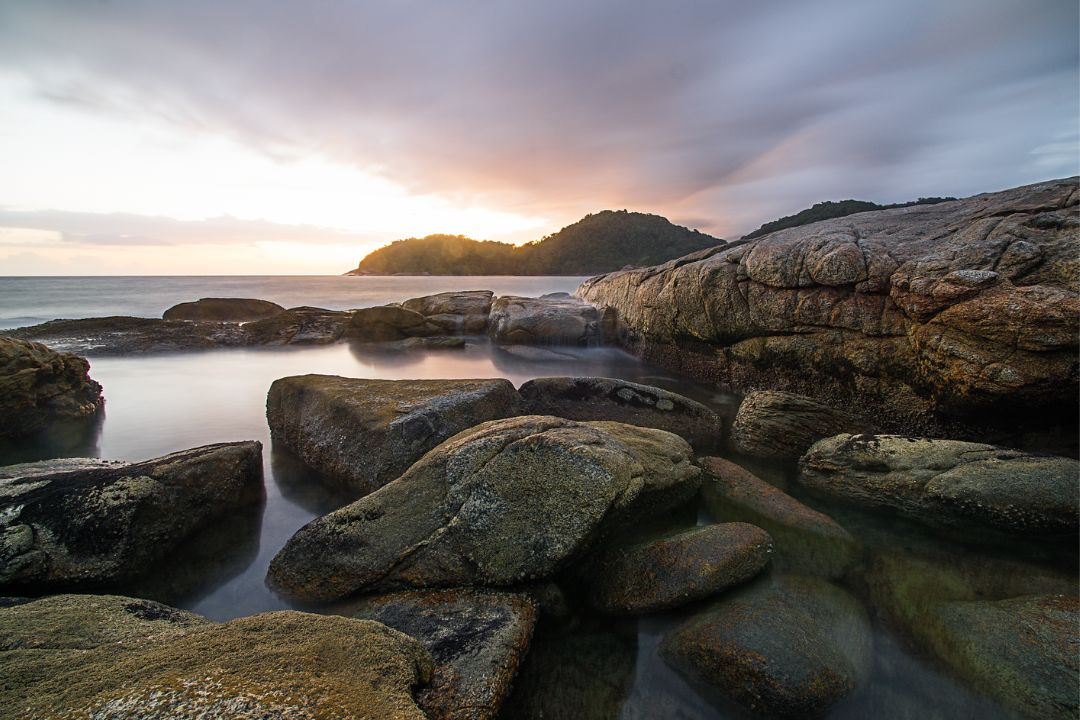 Pinceladas de luz transformando a natureza em poesia visual, revelando histórias cativantes em cada detalhe - Fotografia de Paisagem