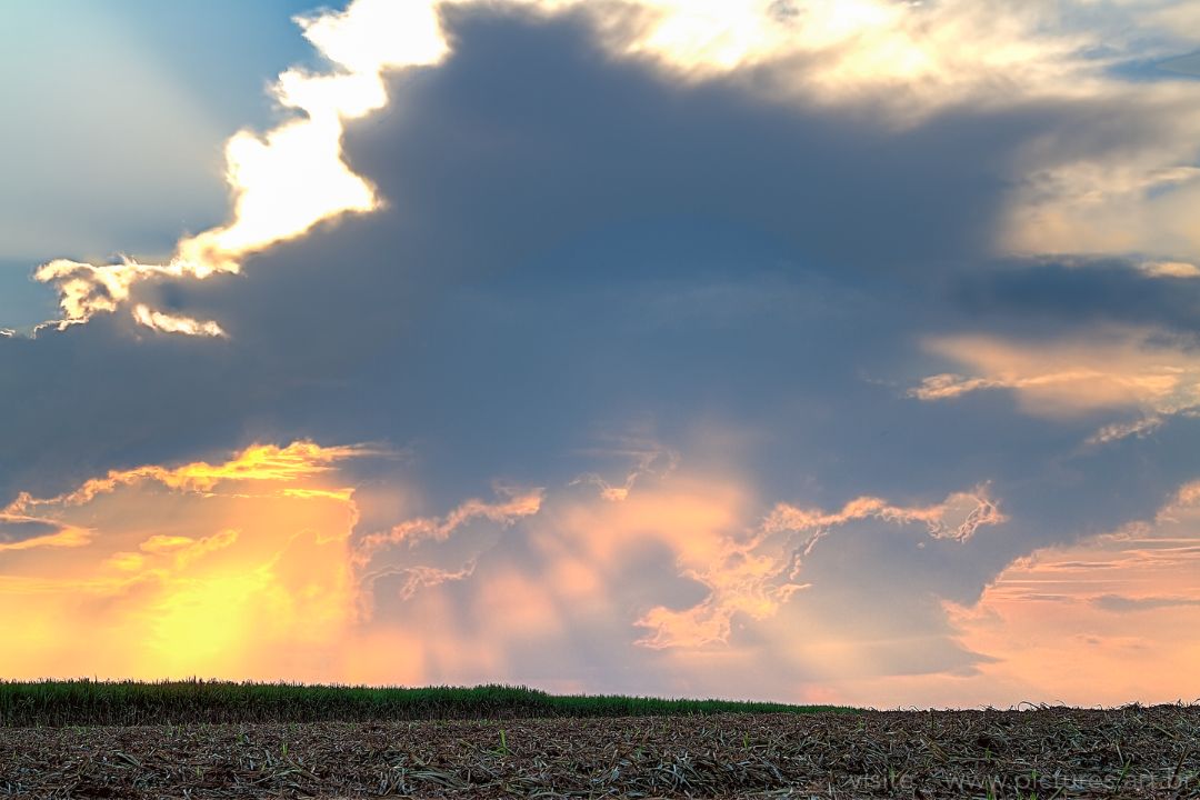 A interação entre luz e sombra revela a mágica da natureza, capturando a intensidade das emoções em cada cena - Fotografia de Paisagem