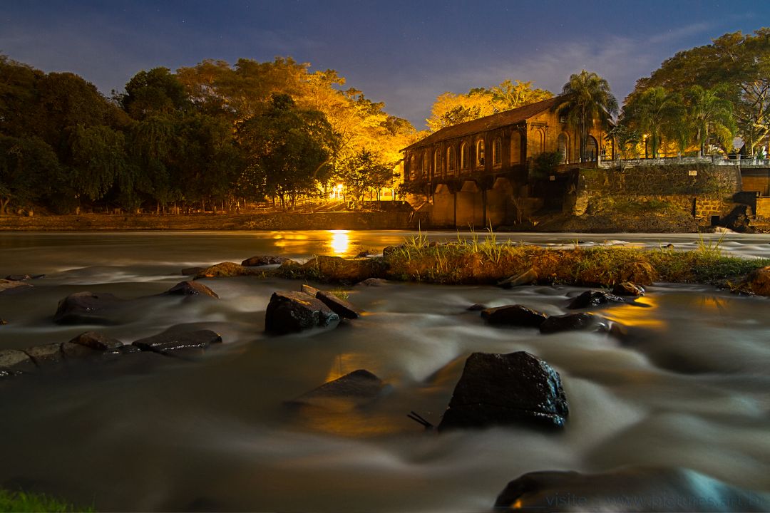 Reflexões silenciosas na paisagem espelham a alma do ambiente, transmitindo emoções e narrativas sutis e profundas - Fotografia de Paisagem