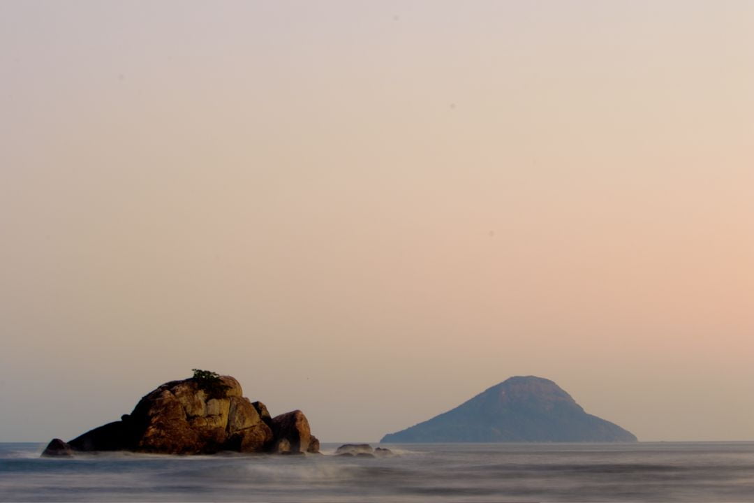 A calma da natureza se eterniza em instantes capturados, transmitindo serenidade e revelando histórias profundas - Fotografia de Paisagem