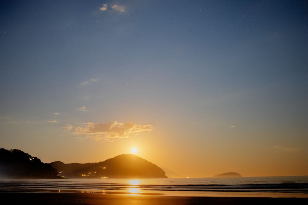 Reflexos serenos na superfície tranquila da água trazem calma e emoção, ecoando memórias silenciosas da paisagem - Fotografia de Paisagem