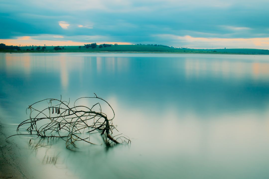 A interação entre luz e sombra revela a mágica da natureza, capturando a intensidade das emoções em cada cena - Fotografia de Paisagem