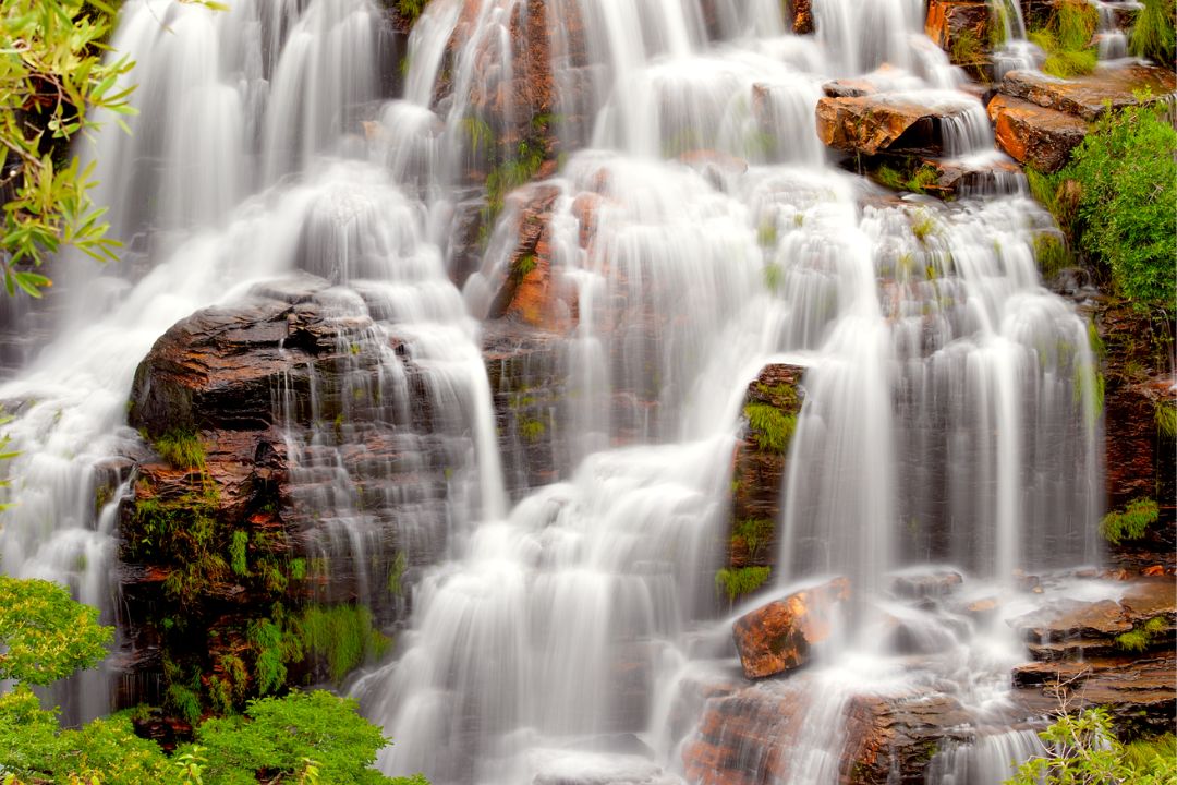 Reflexos serenos na superfície tranquila da água trazem calma e emoção, ecoando memórias silenciosas da paisagem - Fotografia de Paisagem