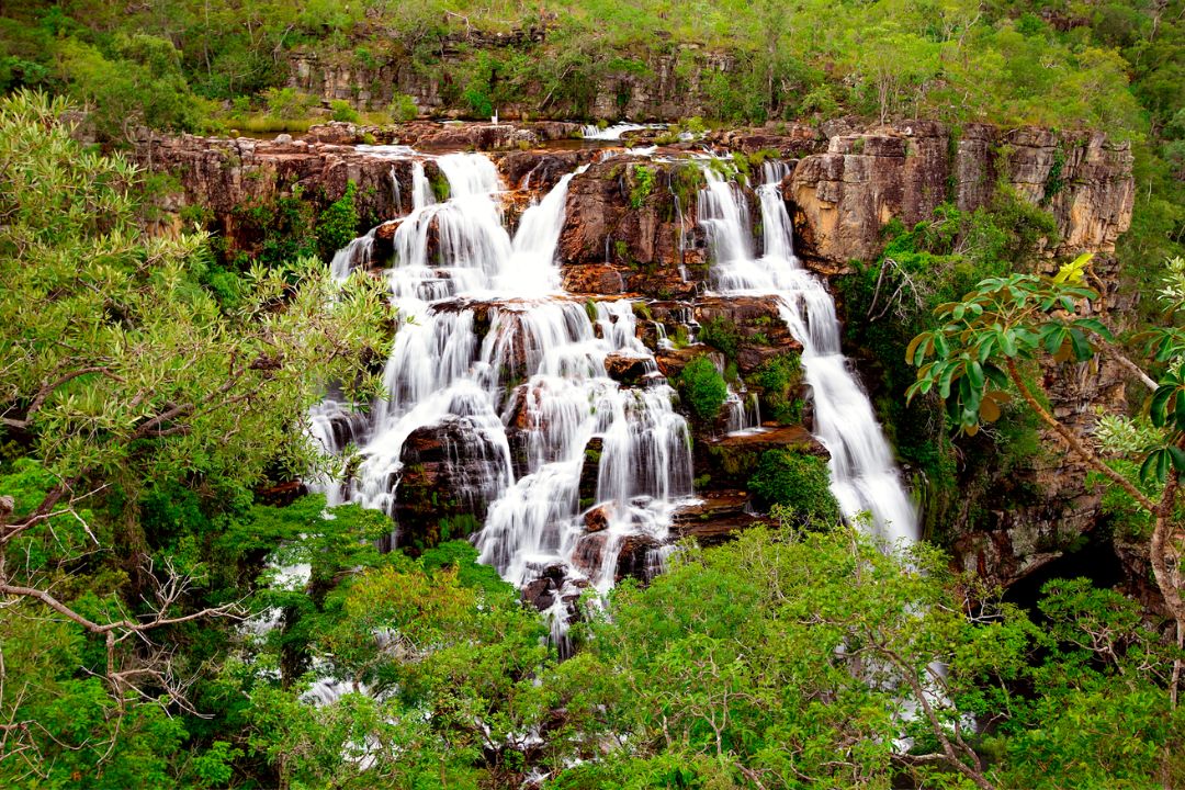 O ponto de encontro entre céu e terra se transforma em poesia visual, revelando histórias mágicas em cada matiz e sombra - Fotografia de Paisagem